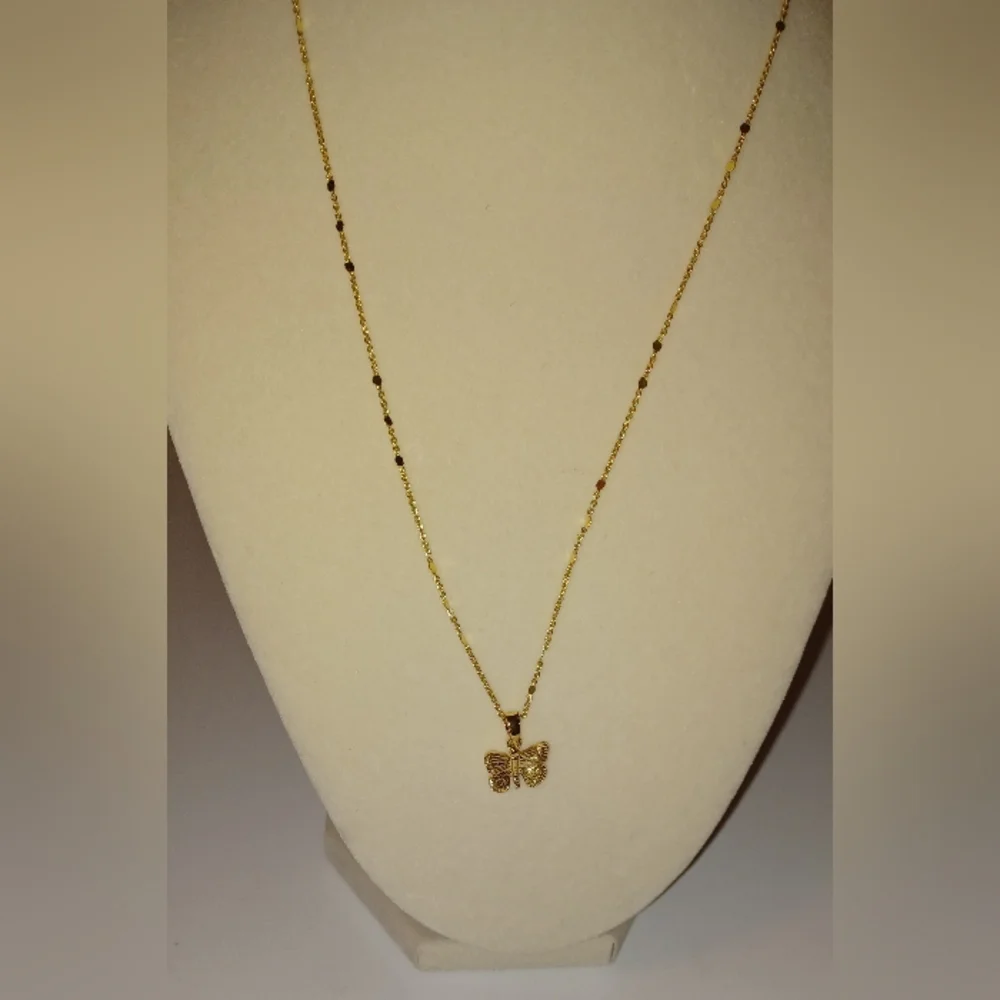 Elegant Gold Plated Butterfly Pendant Necklace And Earrings Match Set. - Picture 1 of 4